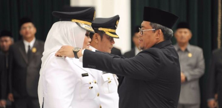 Gubernur Jawa Barat Ahmad Heryawan melantik Neneng Hasanah Yasin dan Eka Supriatmadja