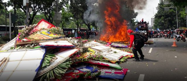 Massa buruh bakar karangan bunga untuk Ahok-Djarot