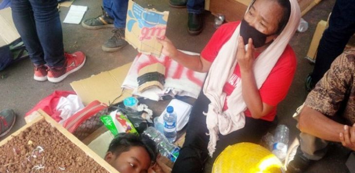 Petani Telukjambe lakukan aksi kubur diri di tengah peringatan Hari Buruh (Gunawan Wibisono/JawaPos.com)