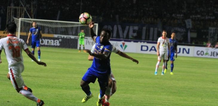 Michael Essien dalam pertandingan Persib vs Borneo FC,