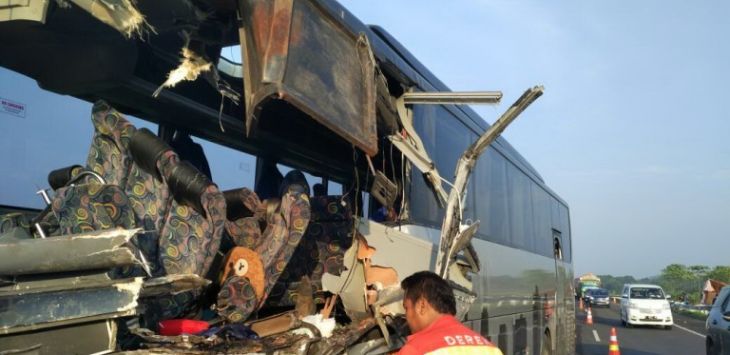 Bus yang mengalami kecelakaan ringsek di bagian depan akibat menabrak sebuah truk. 