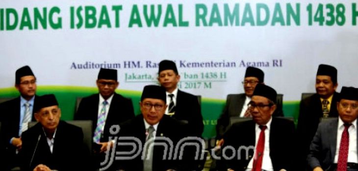 Menteri Agama Lukman Hakim (dua kiri-depan) saat memberikan keterangan pers penetapan awal ramadan 1438 H di Kantor Kementerian Agama, Jakarta, Jumat (26/5). Pemerintah memutuskan 1 Ramadan 1438 H disepakati jatuh pada Sabtu, 27 Mei 2017. Foto : Ricardo/JPNN.com