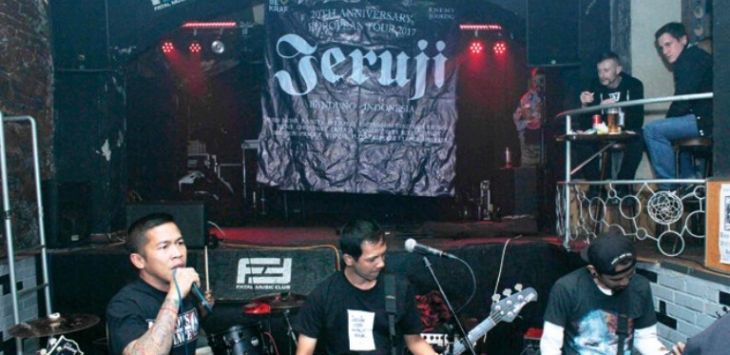 Jeruji saat tampil di sebuah bar di Praha, Republik Ceko, dalam tur mereka di Eropa. Mereka mendapat sambutan meriah dari para penggemar musik hardcore punk. (Jeruji for Jawa Pos)