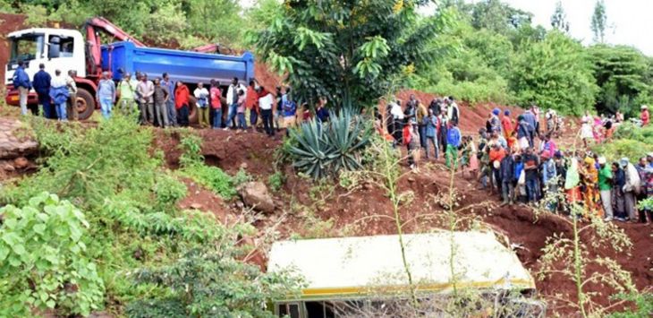 Warga berkumpul di sekitar lokasi kejadian kecelakan. (AFP)