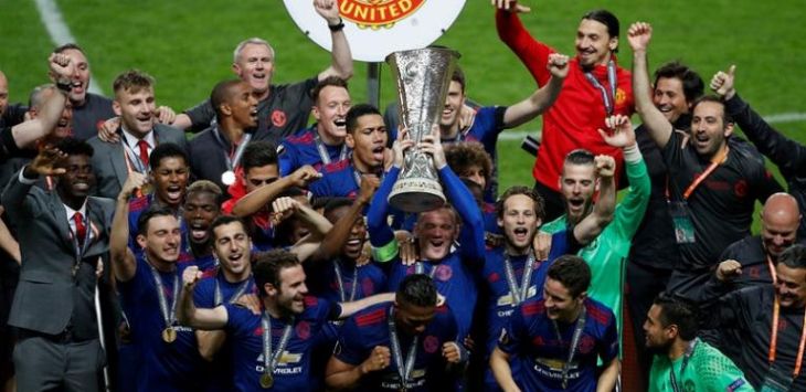 Para pemain Manchester United melakukan selebrasi juara Liga Europa (Reuters)