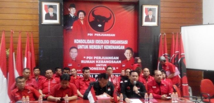 Ketua DPD PDIP Jabar TB Hasanuddin, pengurus dan kader PDIP dalam konferensi pers di Kantor DPD PDIP di Bandung, Sabtu (13/5). (Asep Rahmat)