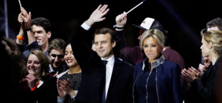 Emmanuel Macron dan istri, Brigitte Trogneux. Foto: AFP