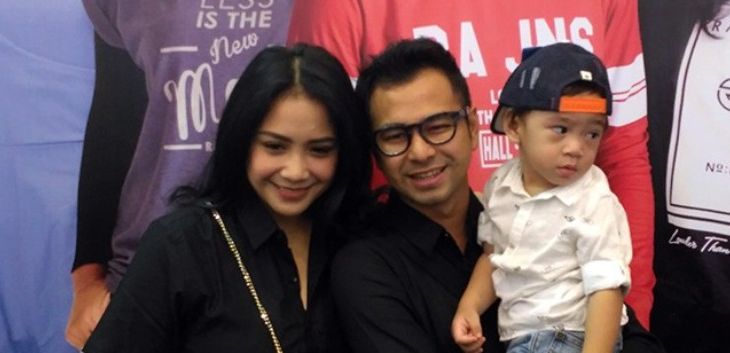 Raffi Ahmad dan Nagita Slavina bersama Rafathar di kawasan ICE BSD, Tangerang. (Dedi Yondra/JawaPos.com)