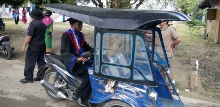 Yus Taufik Ishak saat mengendarai bentor miliknya usai diwisuda sarjana strata satu di UM Go