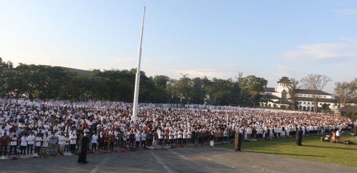 Ribuan warga mengikuti Salat ied di Lapangan Gasibu, Bandung (Ramdhani)