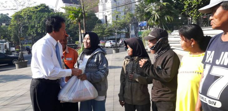 Kepala BI Jabar Wiwiek Sisto Widayat menyerahkan sembako kepada warga sekitar Kantor BI Jabar, pada kegiatan BI Jabar On The Street, Rabu (21/6). 