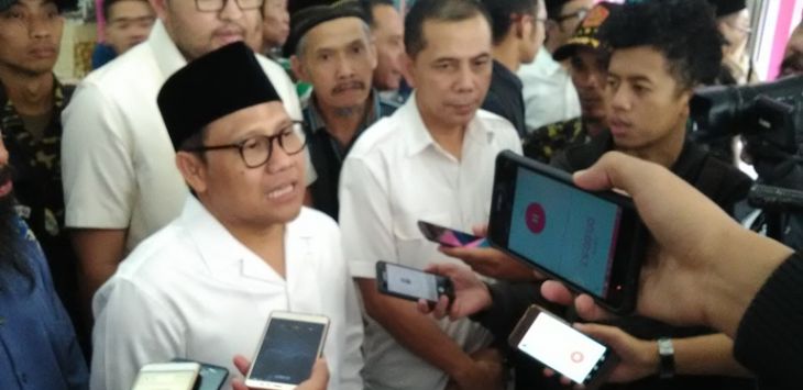 Wakil Ketua MPR RI, Muhaimin Iskandar saat diwawancarai di sela kegiatan peninjauan pasar tradisional Cimindi-Kota Cimahi. (dok Pojokbandung)