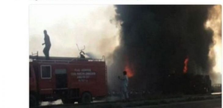 Truk tangki pengangkut bahan bakar meledak di Pakistan. 123 orang tewas terbakar. Foto: Radio Pakistan