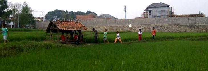 Anak-anak Kota Cimahi bermain di pematang sawah. FOTO: Gatot Poedji Utomo/Radar Bandung