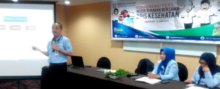 Kepala BPJS Kantor Cabang Utama Kota Bandung, Herman Dinata Miharja  memaparkan detail tentang pelayanan kesehatan bagi peserta JKN-KIS yang bakal melakukan mudik Lebaran 2017. FOTO: ASEP RAHMAT/ RADAR BANDUNG
