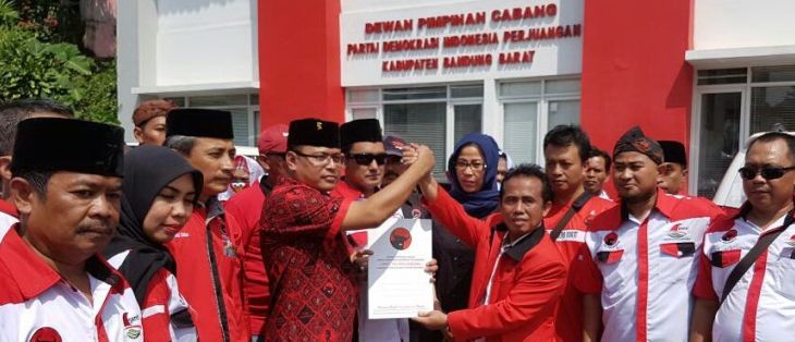 Bakal Calon Bupati dari PDIP Bung Pamriadi saat mengembalikan formulir pendaftaran balon bupati yang diterima panitia penjaringan di Kantor DPC PDIP KBB. FOTO: Hadi Wibowo/Radar Bandung