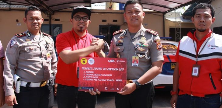 Manager Branch Soreang Telkomsel Yusrizal menyerahkan secara simbolis perangkat lalu lintas, rambu dan himbauan tertib berlalu lintas serta peta mudik bagi para pemudik yang akan melalui wilayah mudik di Bandung Timur Cileunyi kepada Kepala Satuan Lalu Lintas Polres Bandung AKP Dony Eko Wicaksono.