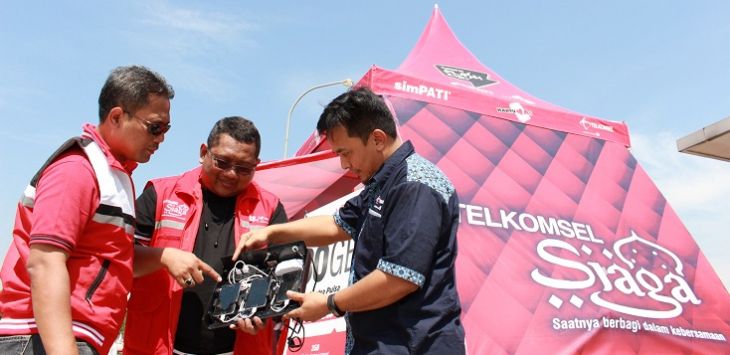 GM Sales Regional Jabar Telkomsel Agustiyono bersama GM ICT Operation Jawa Barat Telkomsel Ardhiono Trilaksono bersama sama mengecek kualitas jaringan menggunakan CET  untuk menjamin kenyaman pelanggan mengakses komunikasi sekaligus layanan data selama mudik dan libur lebaran 1438 H di Posko Telkomsel SIAGA 2017 KM 102 Cipali (21/6).