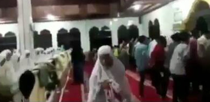 Ibadah dzikir dengan gerakan tak biasa di dalam masjid bikin heboh.