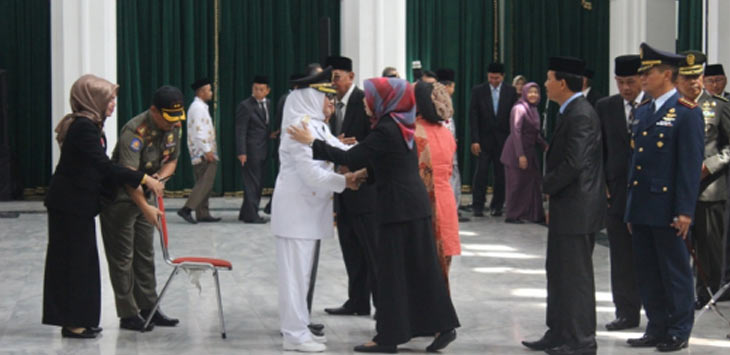  Ketua DPRD Provinsi Jawa Barat, Ineu Purwadewi Sundari memberi selamat atas dilantiknya Imas Aryumningsih sebagai Bupati Subang menggantikan Ojang Suhandi yang terlibat kasus Korupsi, sisa masa Jabatan tahun 2013 ­2018, di aula Barat Gedung Sate, Kamis (8/6/2017) lalu