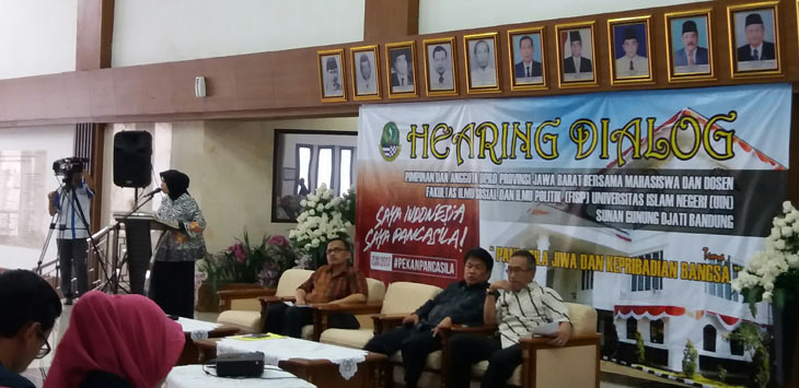 Ketua DPRD Jabar, Ineu Purwadewi Sundari saat memberi sambutan pada Hearing Dialog bersama mahasiswa dan dosen Fakultas Ilmu Sosial dan Ilmu Politik (FISIP) Universitas Islam Negeri Sunan Gunung Djati Bandung, di lobi ruang sidang paripurna DPRD Provinsi Jawa Barat, Jumat (2/6) lalu.