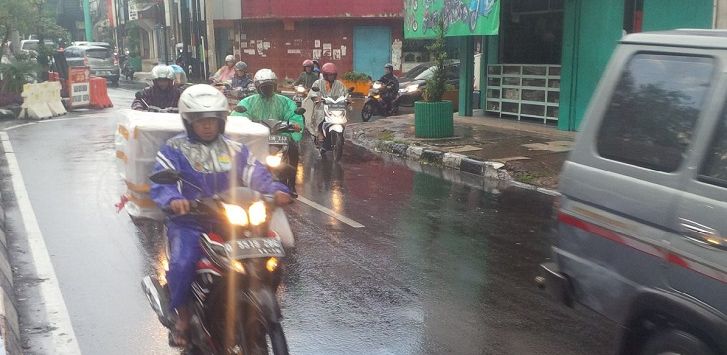 Lalulintas di Jalan Amir Machmud Cimahi menuju Padalarang nampak lengang.(Gatot Pudji)