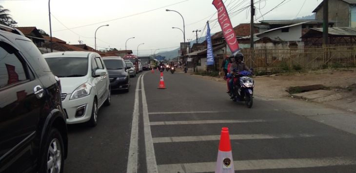 Kemacetan yang terjadi di jalur Nagreg, Kab Bandung. (Atep/pojokbandung)