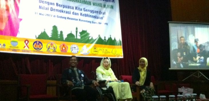 Program Sahur Keliling 2017 M/1438 H Bersama Shinta Nuriyah Abdurrahman Wahid (tengah) di Gedung Kesenian Rumentang Siang Bandung, akhir Mei lalu.