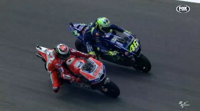 Valentino Rossi lakukan overlap terhadap Jorge Lorenzo (rungansports.com)