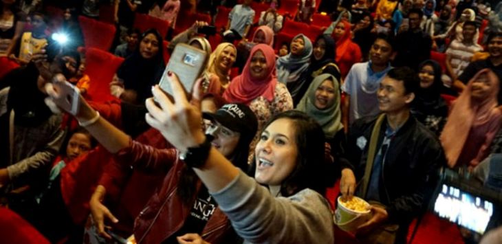 Pemeran film Jailangkung Amanda Rawles dan Wulan Guritno selfie bareng penonton di dalam bioskop.