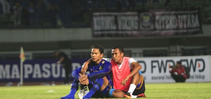 Pemain Persela Lamongan, Taufiq Kasrun menghibur sahabatnya, bek Persib Ahmad Jufriyanto. Persib ditahan imbang Persela  1-1 pada lanjutan Liga 1 di Stadion GBLA, Bandung, Rabu (12/7/2017). FOTO: RIANA SETIAWAN/RADAR BANDUNG 