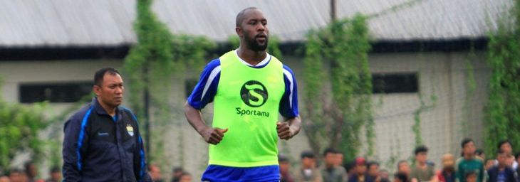 Carlton Cole mulai gabung latihan sore di Stadion Persib, Jalan Ahmad Yani, Bandung, Selasa (11/7). FOTO: RIANA SETIAWAN/RADAR BANDUNG