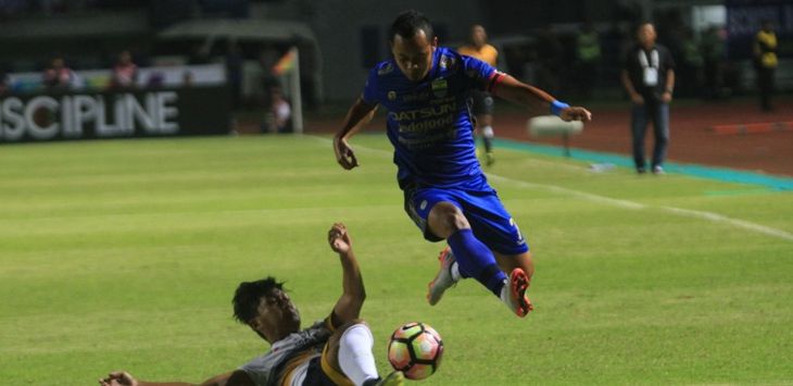 Pemain Persib, Atep, dihadang pemain Persela. FOTO: RIANA SETIAWAN/RADAR BANDUNG 
