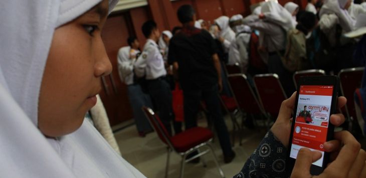 Salah seorang siswa Yayasan Pendidikan Al Masoem tengah memanfaatkan layanan aplikasi Telkomsel. 