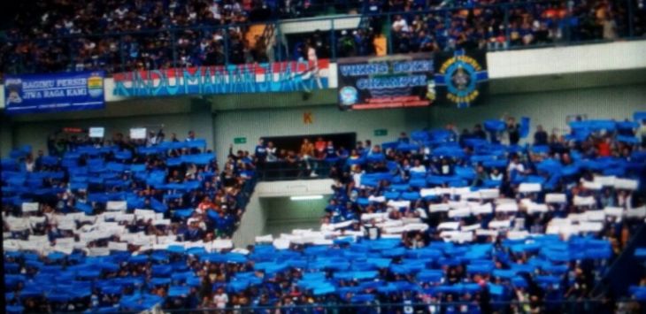 Koreografi Bobotoh jelang laga Persib vs Persija di Stadion GBLA. (Riana Setiawan)