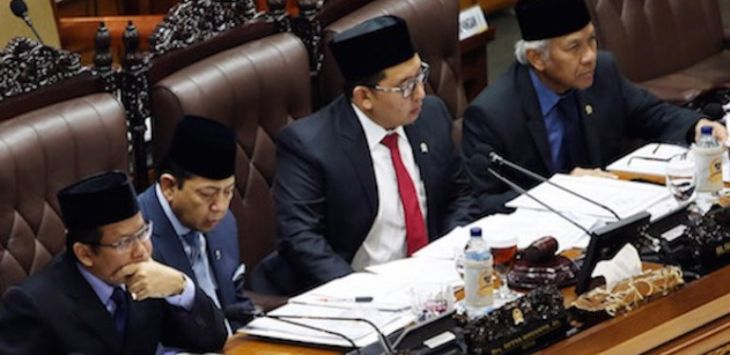 Ketua DPR Setya Novanto (kedua dari kiri) tampak ngantuk saat berjalannya sidang paripurna. (ricardo/jpnn)