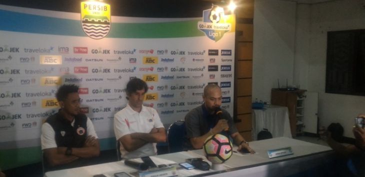 Stefano Cugurra Teco, Pelatih Persija Jakarta dalam jumpa pers pertandingan Persib vs Persija. 