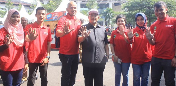 Manager Youth and Community Area Jabar Telkomsel Andry Priyo Santoso (ketiga dari kiri) bersama Gubernur Jawa Barat Ahmad Heryawan dalam perayaan Hari Anti Narkotika Internasional 2017