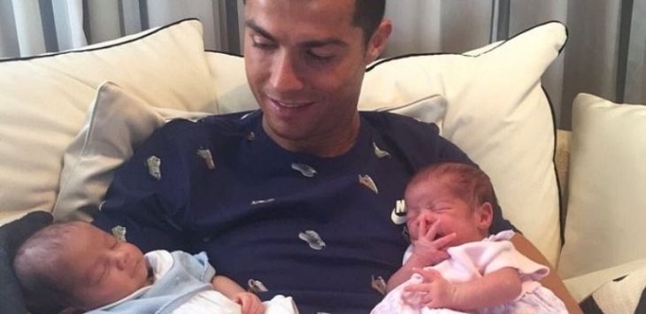 Cristiano Ronaldo menggendong dua anak kembarnya ayang belum lama lahir. (Twitter @Cristiano)