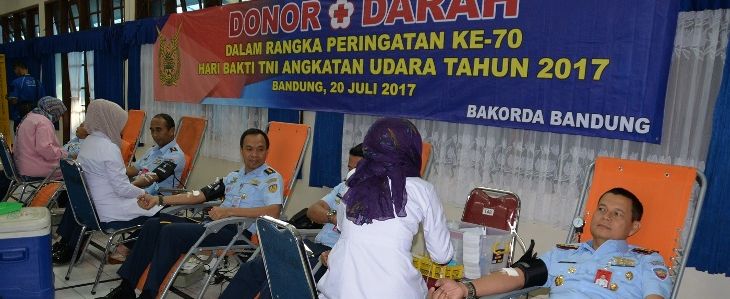 TNI AU Bakorda Bandung mengadakan kegiatan donor darah di Graha Antariksa Lanud Husein Sastranegara 