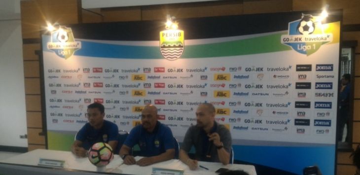 Carekater pelatih Persib, Herrie Setyawan dalam jumpa pers jelang pertandingan vs Persija di Graha Persib, Jumat (21/7).