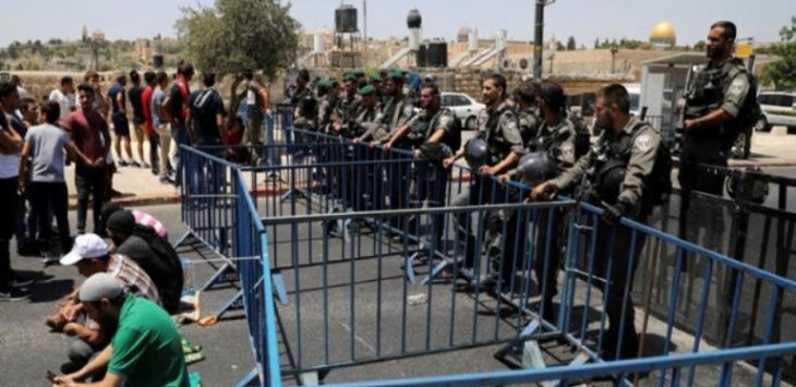 Pria dewasa di bawah usia 50 tahun dilarang masuk Masjid Al Aqsa. FOTO: Ammar Awad/Reuters