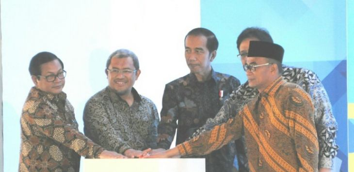 Gubernur Jawa Barat Ahmad Heryawan, mendampingi Presiden Joko Widodo meresmikan peluncuran program Pendidikan Vokasi Industri, di Kawasan Greenland International Industrial Center (GIIC), Deltamas, Kecamatan Cikarang Pusat, Bekasi, Jawa Barat, Jumat pekan lalu.