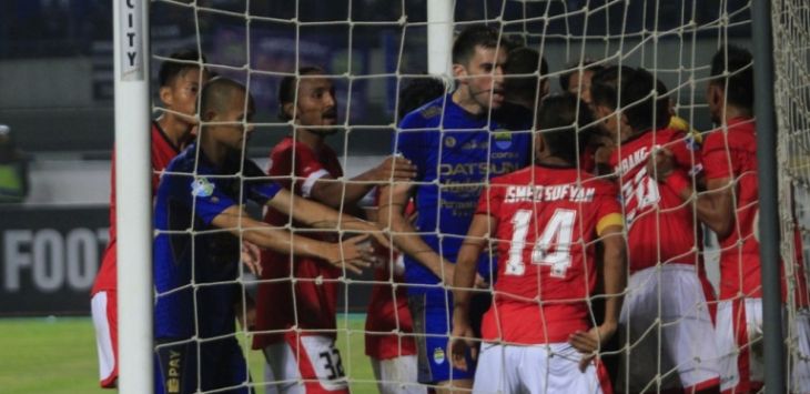 Vladimir Vujovic terlibat adu mulut dengan Ismed Sofyan dalam pertandingan putaran pertama Liga 1 2017..