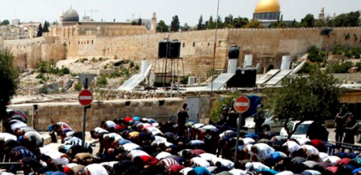 Massa menunaikan salat di luar kawasan masjid Al Aqsa. Foto: Aljazeera