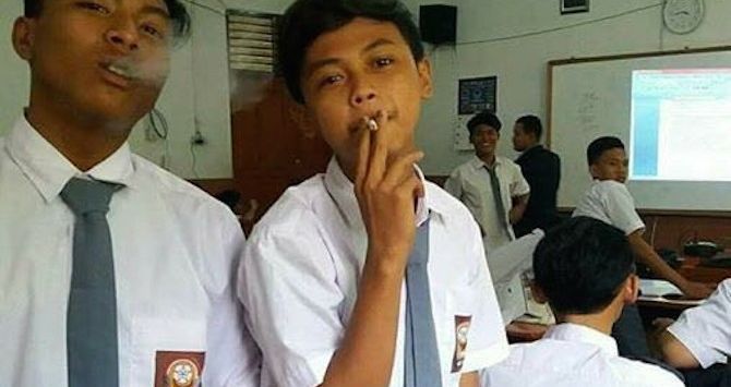 Dua murid SMK PGRI 38 Jakarta utara merokok saat ada guru mengajar di ruang kelas. (instagram)