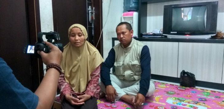 Ai Mariamah (41) dan Tatang Witarya (46), orangtua Agus Wiguna. (Gatot Pudji)