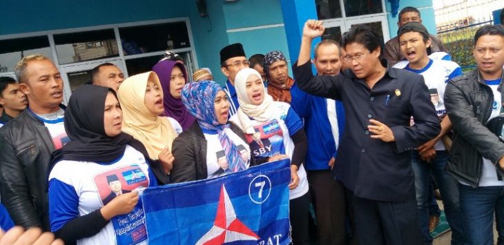 Bakal calon bupati/wakil bupati Kab Bandung Barat (KBB) Pither Djuandy  dan masa pendukungnya saat mengembalikan formulir ke DPC Partai Demokrat KBB. (Gatot Pudji) 