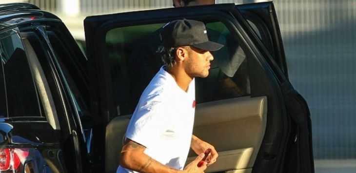 Neymar turun dari mobil di Porto, untuk melakoni tes kesehatan. (afp)