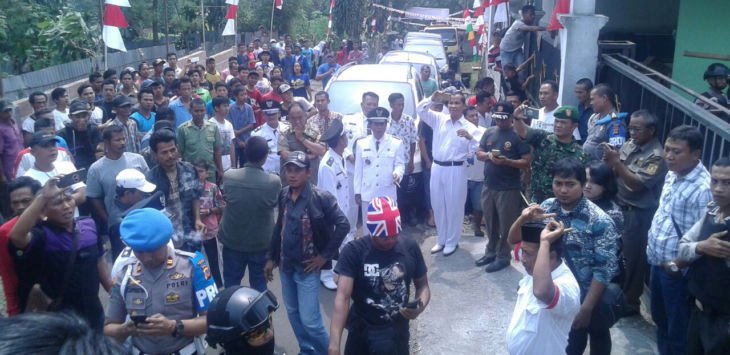 Aparat dan warga mendatangi lokasi pembakaran merah putih di Tamansari Bogor.